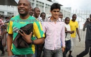 Afisa Haari wa Young Africans Bw Baraka Kizuguto (kushoto) akiwa pamoja na mshambuliaji mpya Andrey Coutinho mara baada ya kuwasili uwanja wa ndege wa JK Nyerer leo