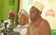 Katibu wa Baraza la Wazee wa klabu ya Yanga SC Mzee Ibrahim Akilimali akiongea na waandishi wa habari leo makao makuu ya klabu