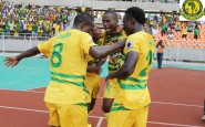 Wachezaji wa Young Africans wakimpongeza Kelvin Yondani baada ya kuifungia timu yake bao la kwanza katika mchezo dhidi ya JKT Ruvu, Yanga wameibuka na ushindi wa mabao 2-1