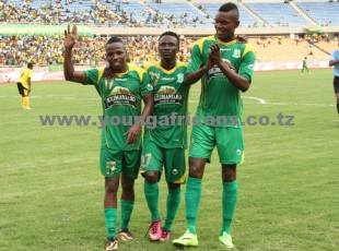 Mrisho Ngasa (kushoto), Saimon Msuva na Didier Kavumbagu wakishangilia moja ya mabao waliyofunga leo