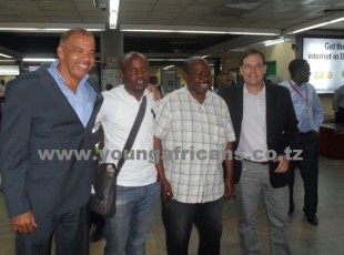 Kocha Mkuu mpya wa Yanga Marcio Maximo (kushoto)akiwa na Afisa Habari Baraka Kizuguto, Katibu Mkuu Beno Njovu na kocha msaidizi Leonadro Neiva mara baada ya kuwasili Uwanja wa Ndege wa JK Nyerere