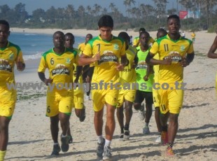 Wachezaji wa Young Africans wakiwa mazoezini leo asubuhi Coco Beach