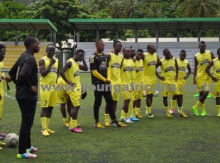 Wachezaji wa Young Africans wakimsikiliza kocha kabla ya kuanza mazoezi leo asubuhi