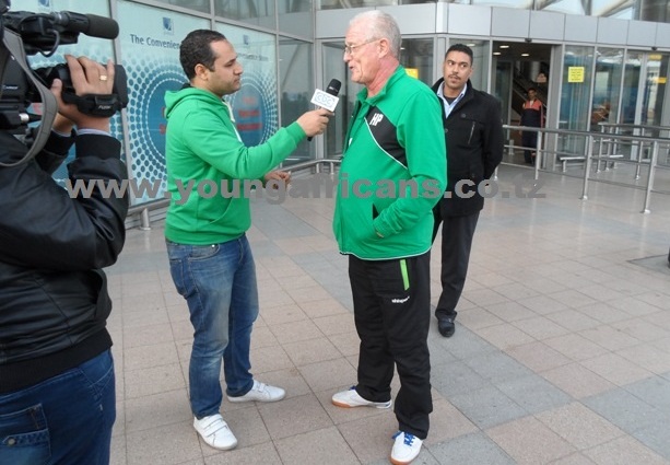 Kocha wa Young Africans Hans Van der Pluiijm akiongea na waandishi wa habari mara baada ya kuwasili Uwanja wa ndege Cairo
