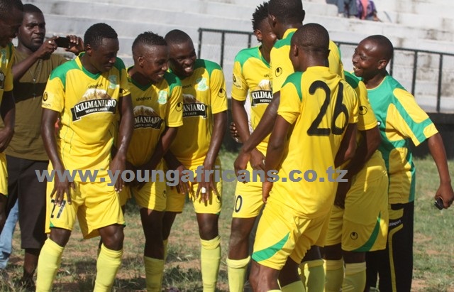 Wachezaji wa Young Africans wakishangilia bao la kwanza lililofungwa na Jerson Tegete